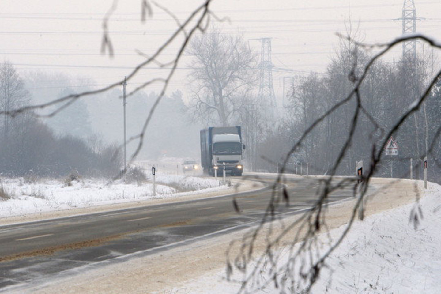Rajoniuose keliuose eismo sąlygos tebėra žiemiškos.