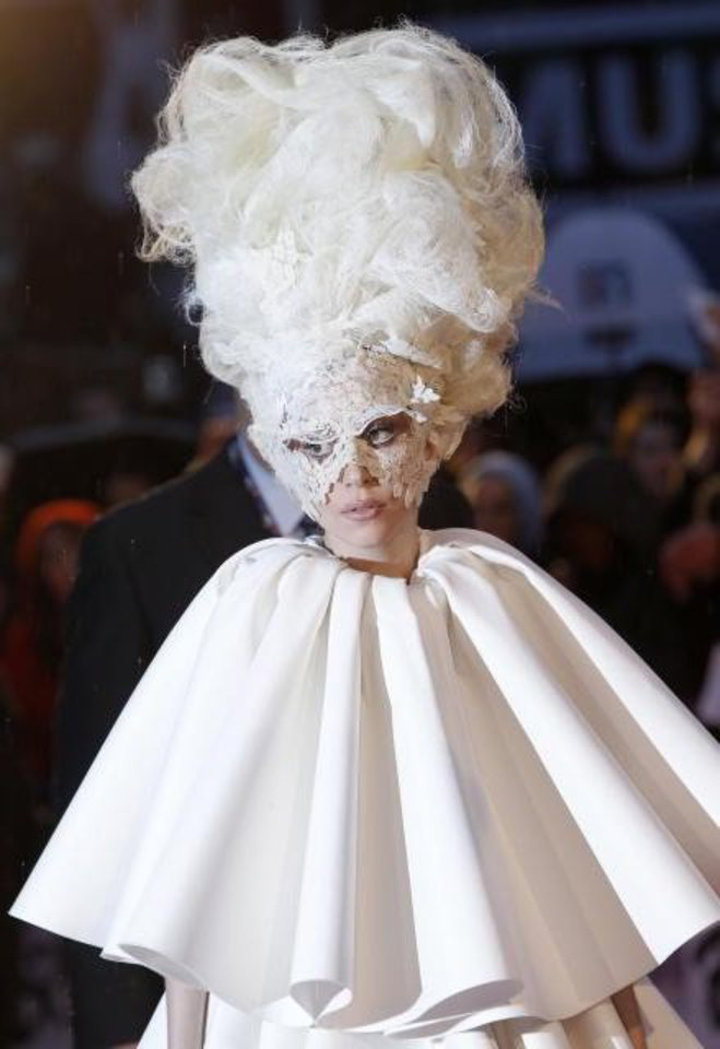 Amerikiečių dainininkė Lady GaGa atsiėmė tris apdovanojimus.