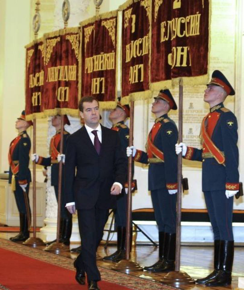 Rusijos žiniasklaida teigia, kad D.Medvedevo ūgis - 1 metras 62 centimetrai.
