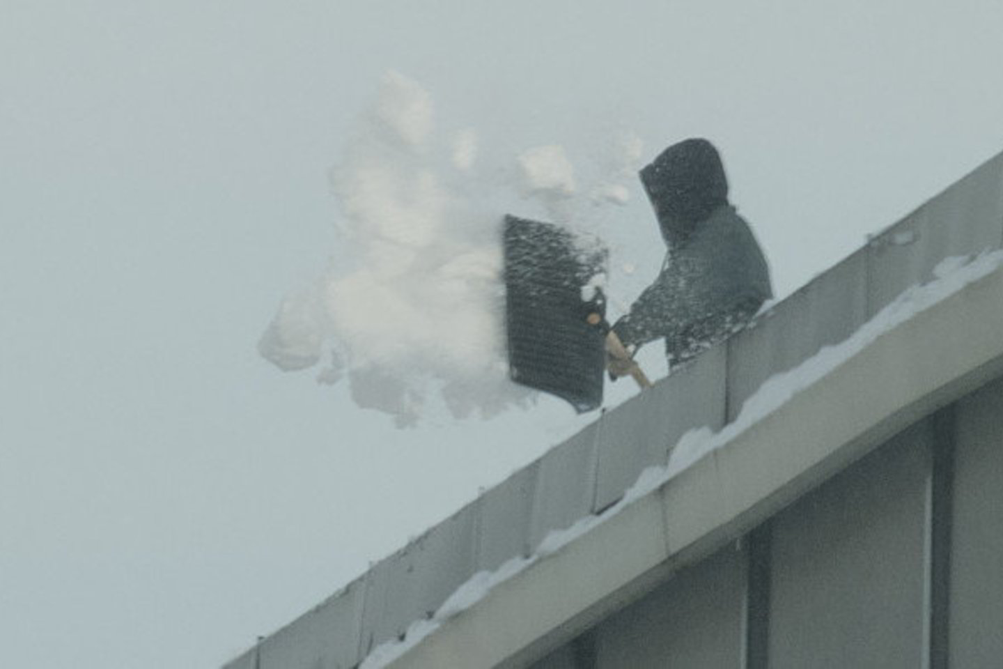 Gyventojai raginami nusikasti sniegą nuo savo namų stogų.