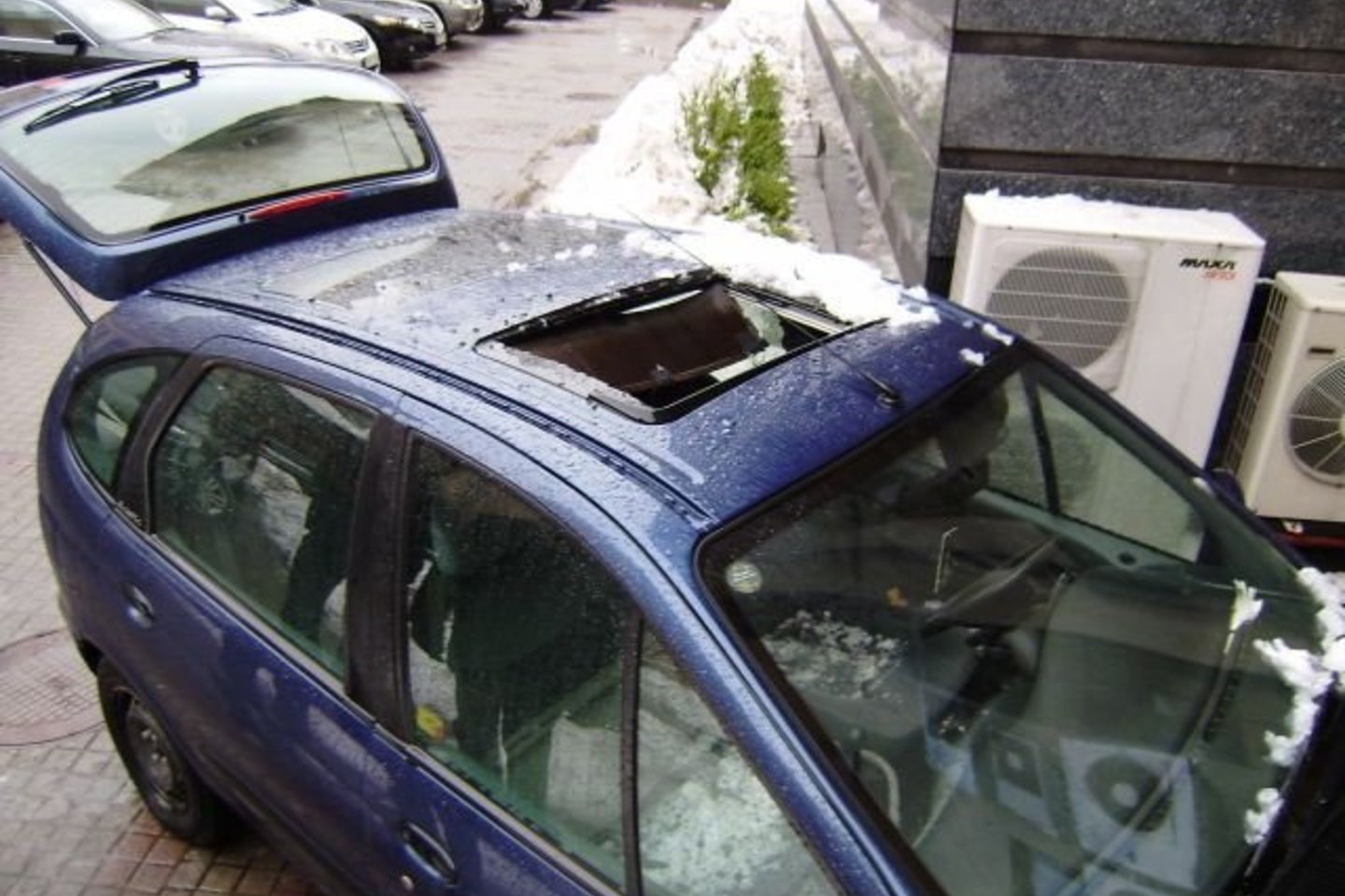 Nuo stogo nukritusi sniego masė išdaužė automobilio stoglangį