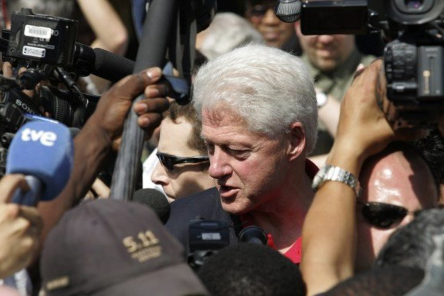 Buvęs JAV prezidentas Billas Clintonas dėl sekso skandalo su Baltųjų rūmų stažuotoja Monica Lewinsky vos neprarado posto.