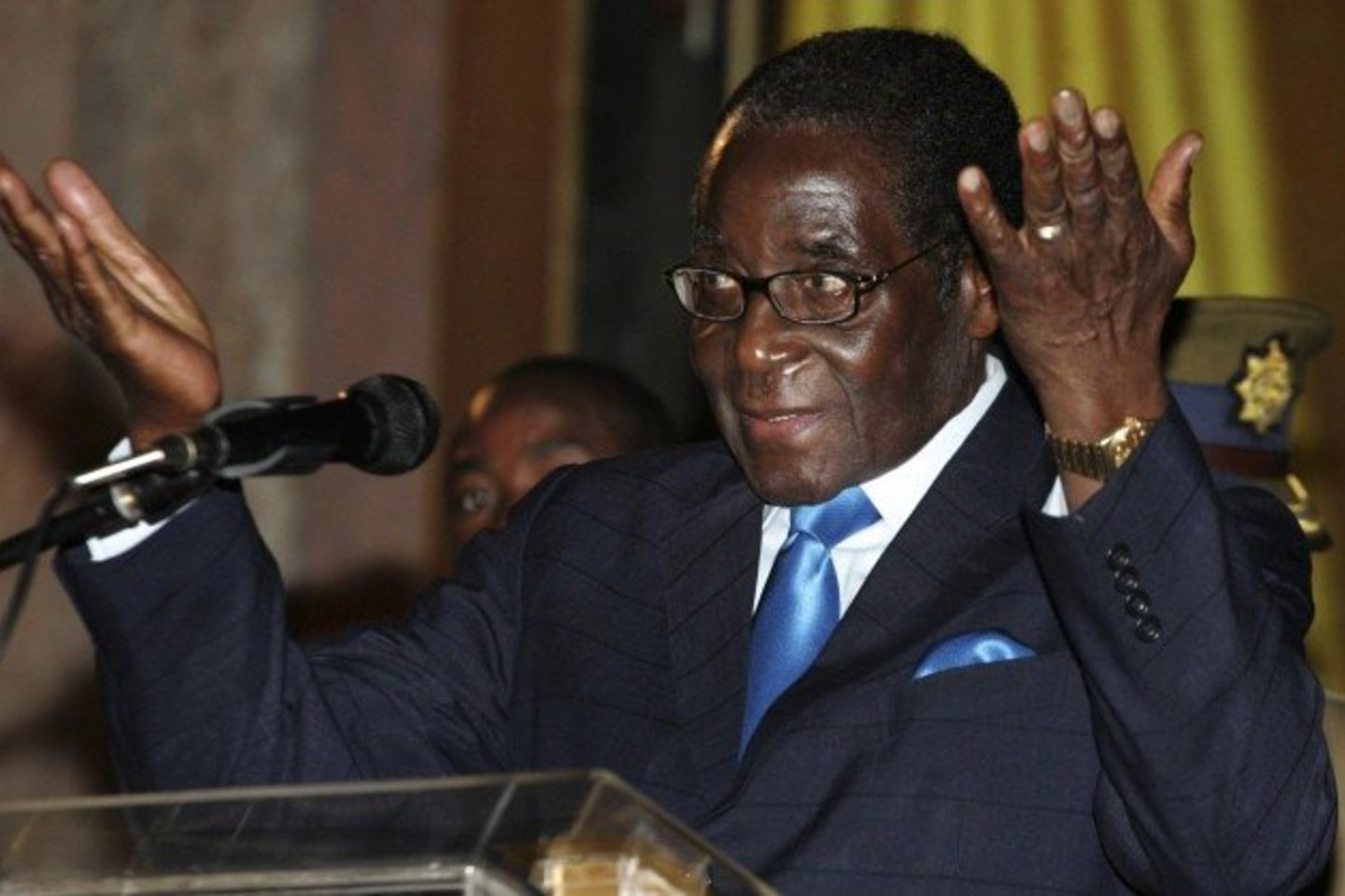 R.Mugabe, kuris vadovavo Zimbabvei nuo 1980 metų.