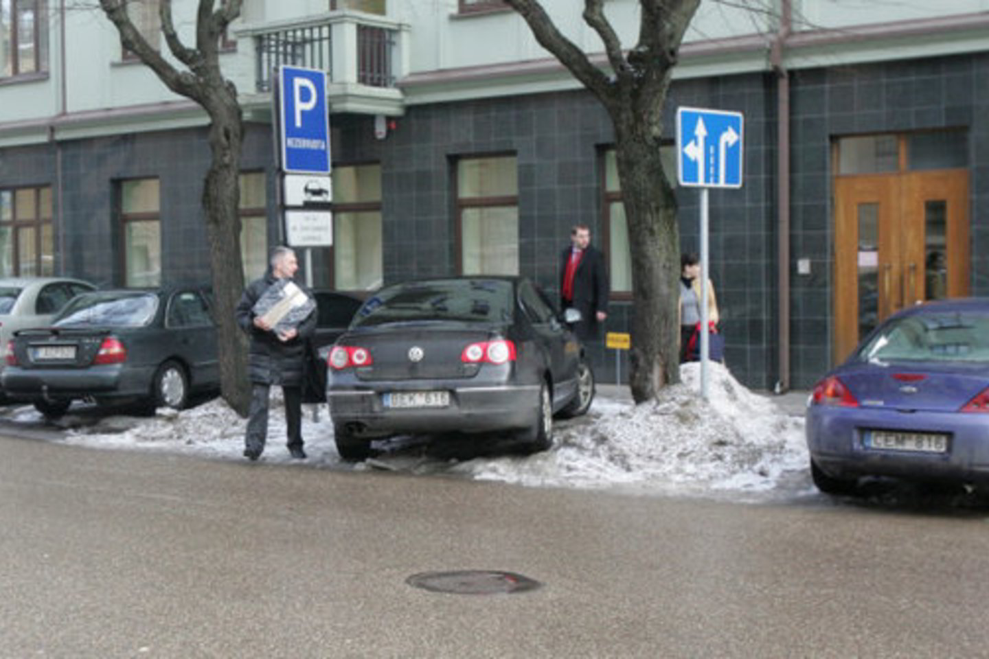 Tyrėjai išneša prokuroro kompiuterį.