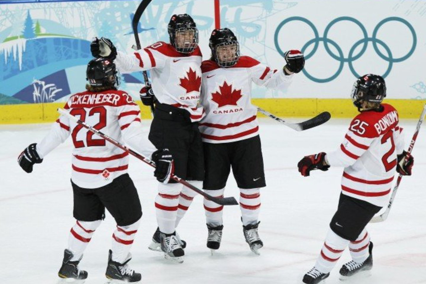Kanadoje moterų ledo rituliu užsiima 88 tūkst. žaidėjų, o rinktinės žvaigždė Hayley Wickenheiser (kairėje) žaidžia su vyrais Švedijos klube „HC Linden“.