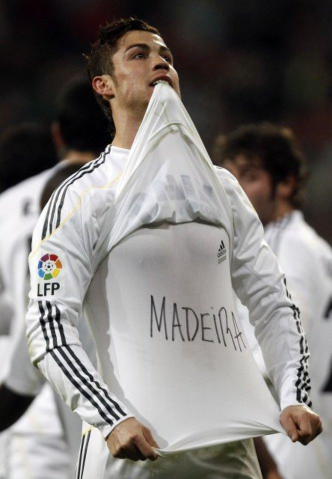 Po pakeltais „Real“ marškinėliais prieš mačą C.Ronaldo užsirašė „MADEIRA“.