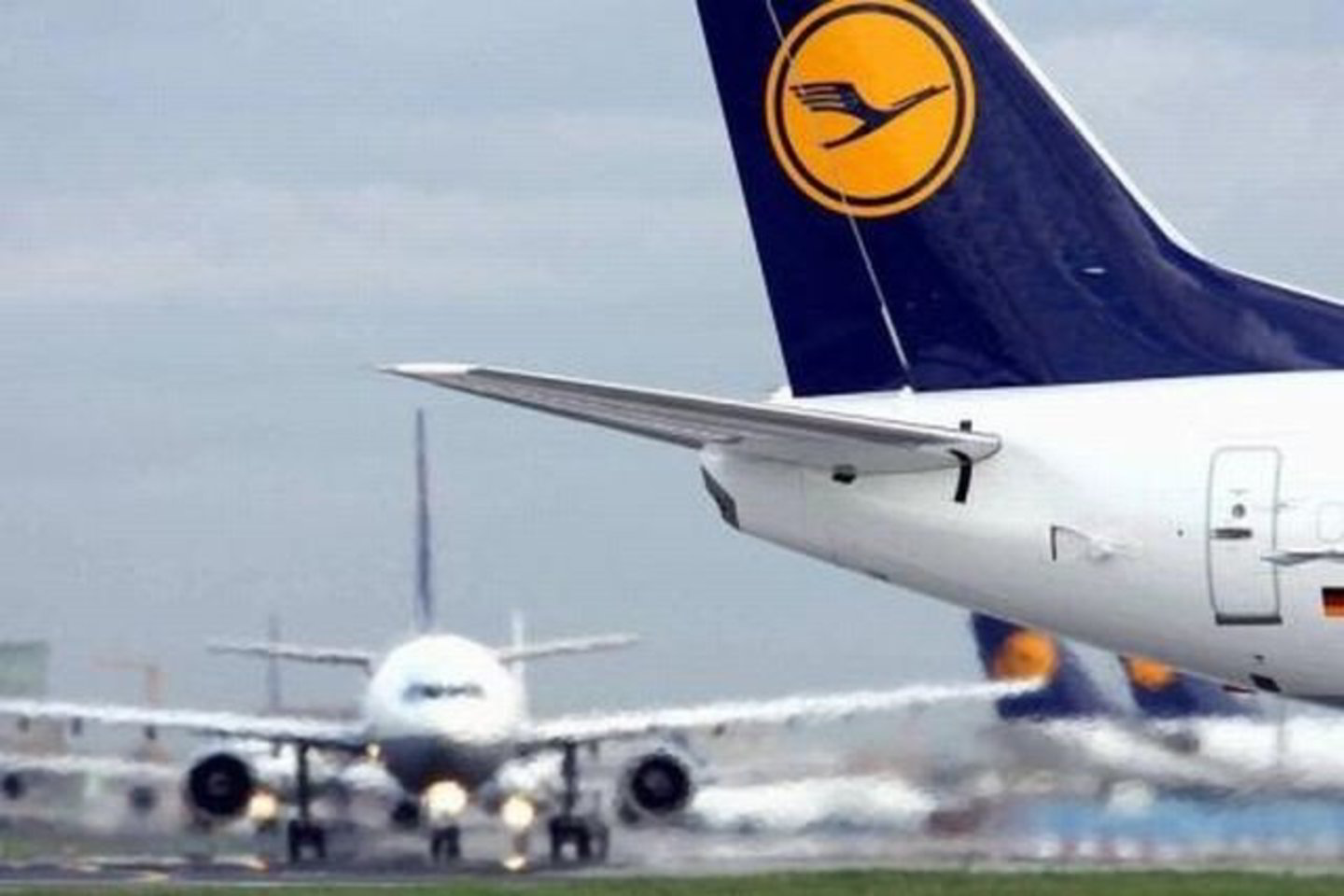 „Lufthansa“ klientams, įsigijusiems bilietus iki vasario 18 dienos, kompanija siūlo nemokamai perkelti skrydį į bet kurią kitą dieną iki šių metų gegužės 31 dienos.