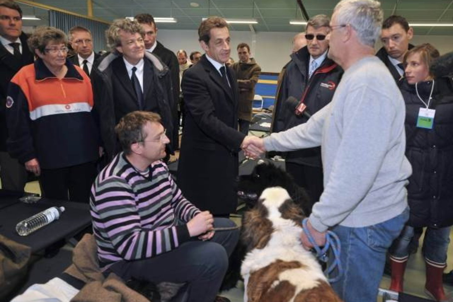 N.Sarkozy sakė, kad nelaimės priežastys bus nuodugniai ištirtos, apsvarstytas planas sustiprinti kranto pylimą ir pagalba žemdirbiams.