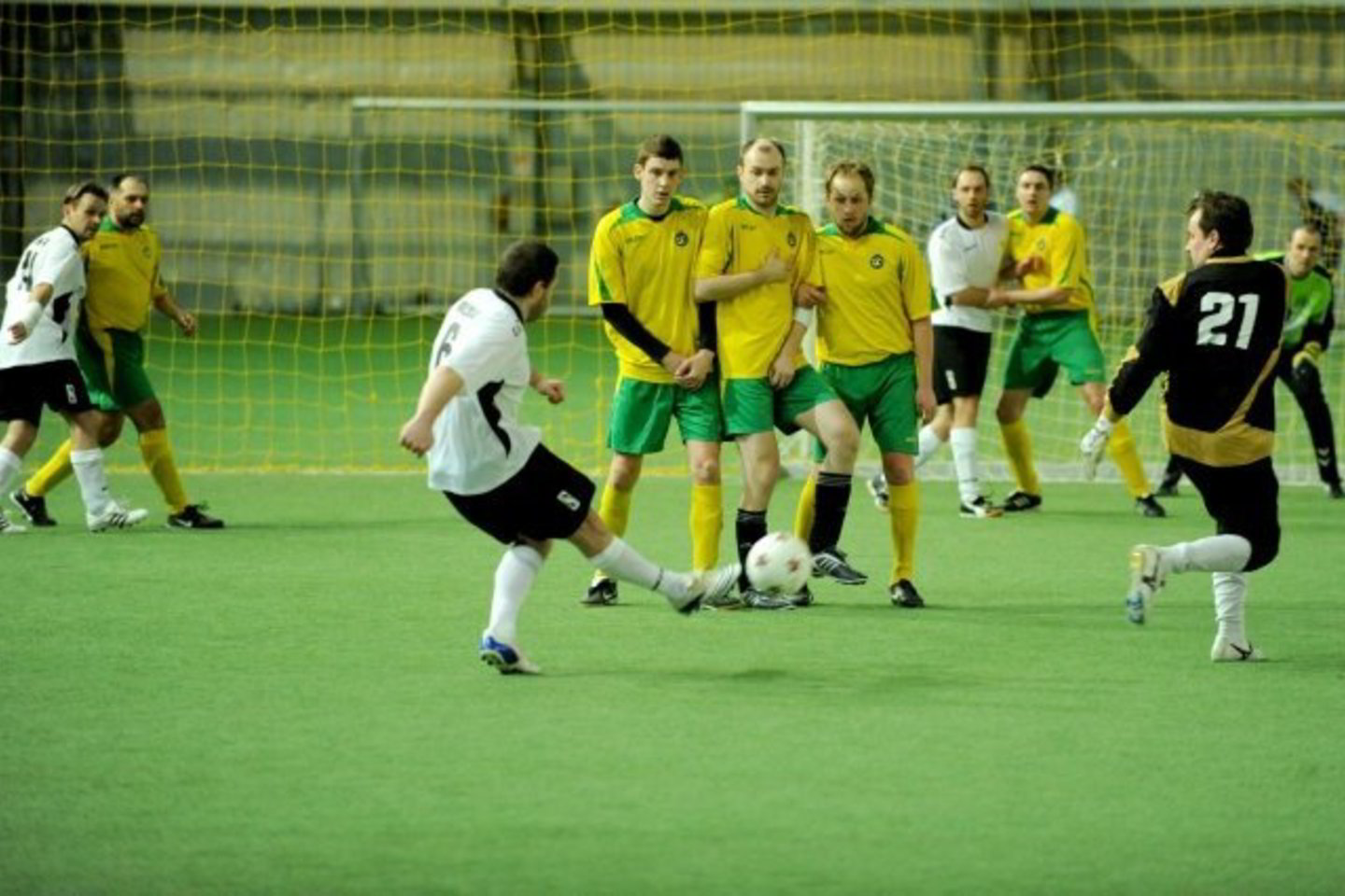 Lietuvos žurnalistų futbolo pirmenybių finale po atkaklaus mūšio „Freelancers 2“ komanda (geltona apranga) 1:0 įveikė klubą „Press'as'“ .