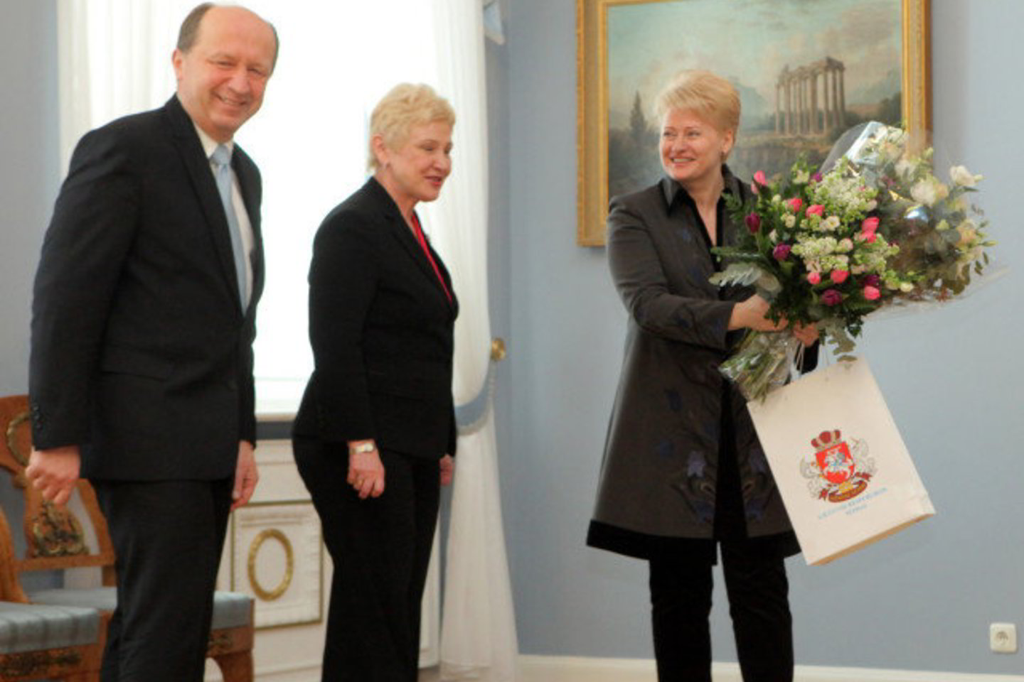 Iš premjero ir Seimo pirmininkės D.Grybauskaitė gavo dideles puokštes gėlių.