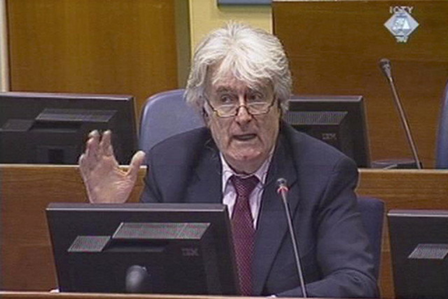 R.Karadžičius teisiamas dėl genocido, karo nusikaltimų ir nusikaltimų žmogiškumui per Bosnijos karą.