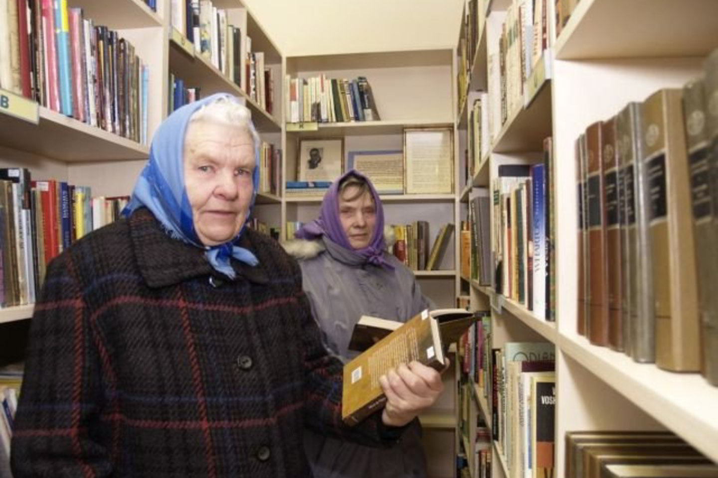 E.Dirvonskienei (kairėje) ir K.Putvinskienei ieškant dar neskaitytų knygų bibliotekoje tenka gerokai pavargti.