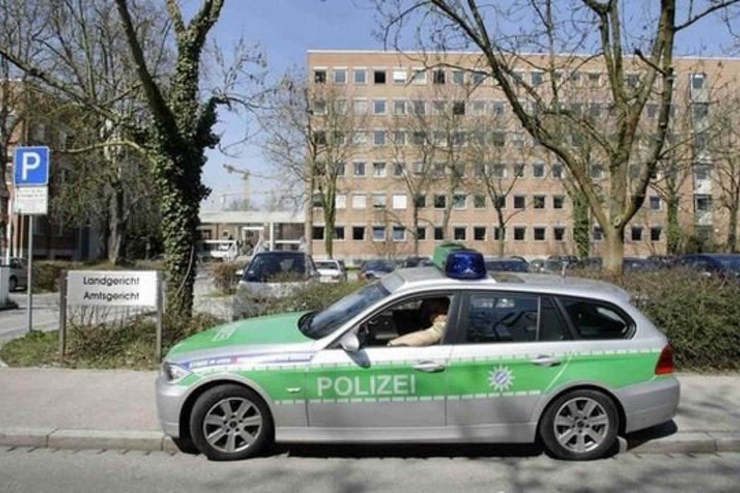 Vyras išbėrė kvaišalų ant automobilio stogo.