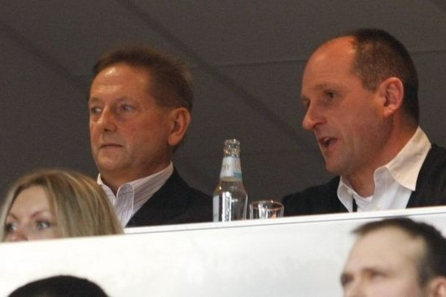 Š.Sakalauskas (dešinėje) ir „Žalgirio“ savininkas V.Romanovas (kairėje) kartu stebėjo Lietuvos krepšinio federacijos (LKF) finalo ketverto kovas.