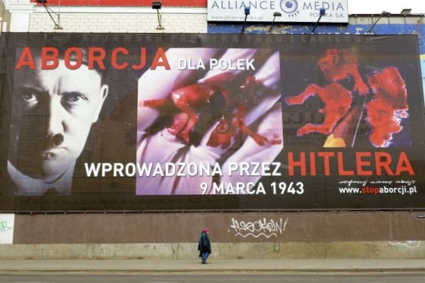 Lenkijoje prieš abortus protestuojantys aktyvistai iškabino plakatą su Hitlerio atvaizdu.