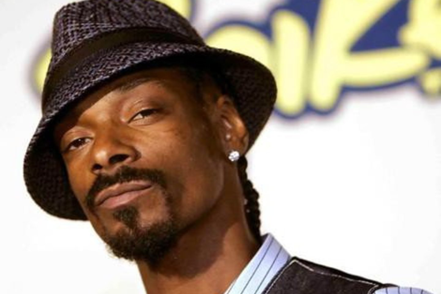 Draudimas susijęs su Snoop Doggo areštu Londono Hitrou oro uoste 2006 metais, kai jis įsivėlė į muštynes.