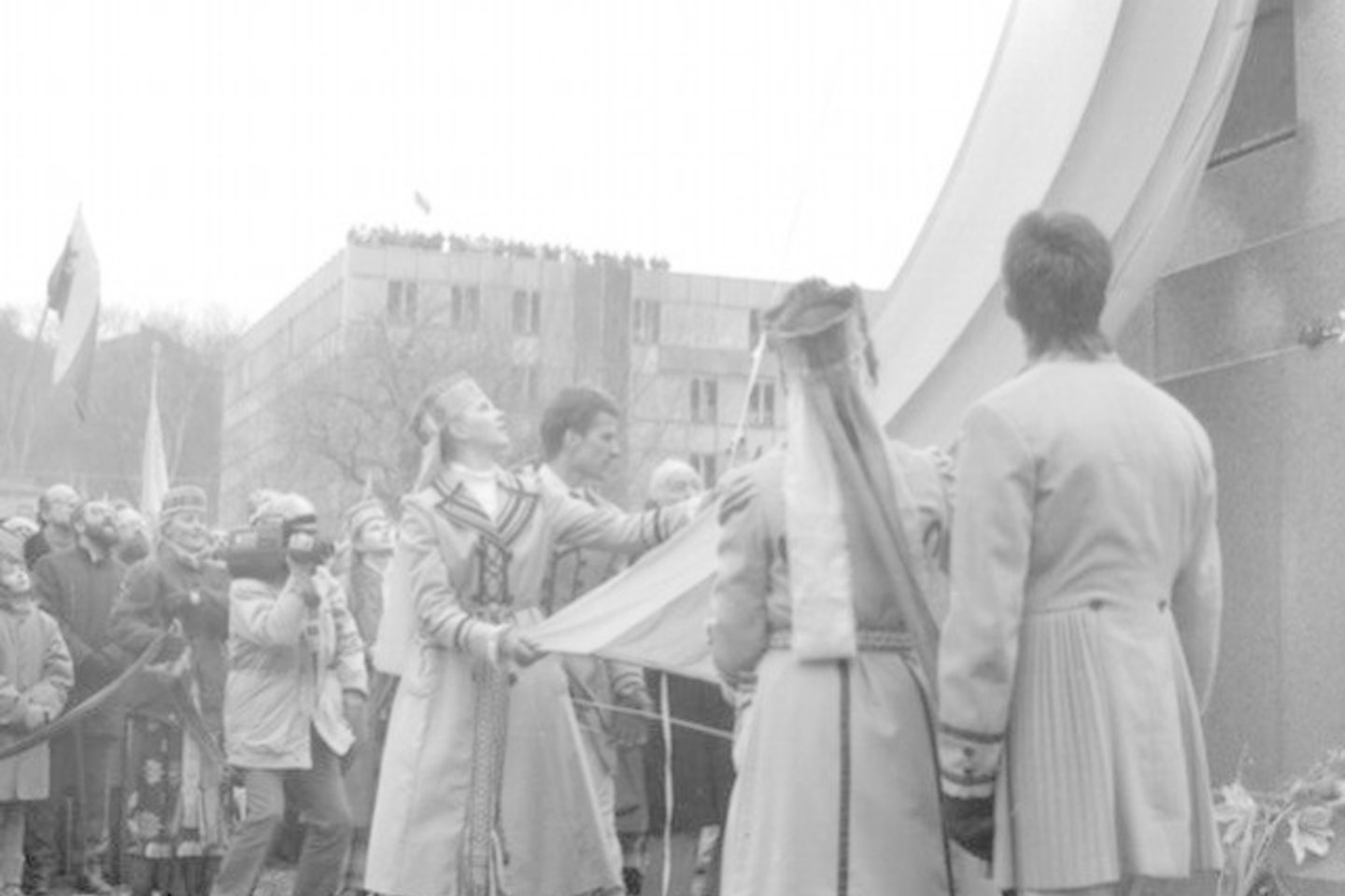 1989 metų vasario 16 d. Kaune. Daugiatūkstantinė žmonių minia patraukė Istorijos muziejaus sodelio link, kur buvo atidengta J.Zikaro “Laisvės” statula.