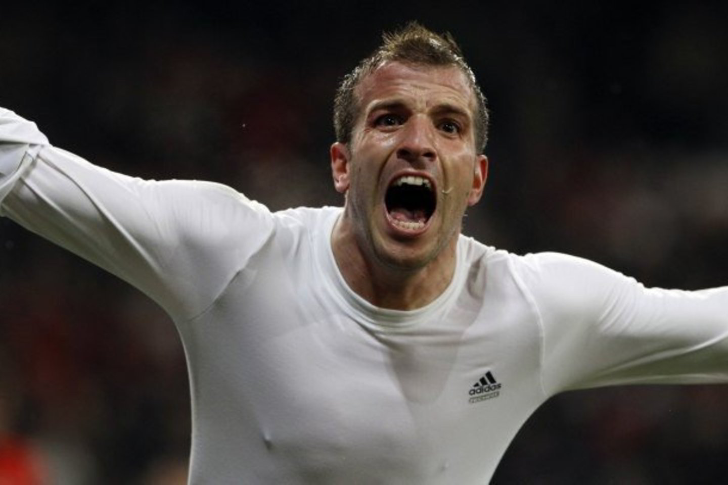 Pergalingą įvartį "Real" komandai pelnė R. van der Vaartas.