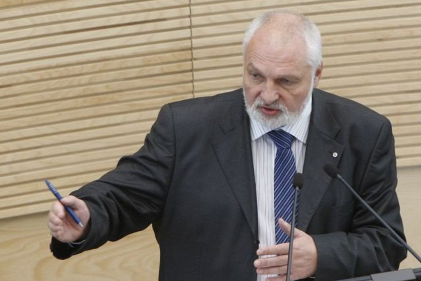 V.Mazuronio teigimu, kol kas neketinama reikšti nepasitikėjimo valdančiaisiais.
