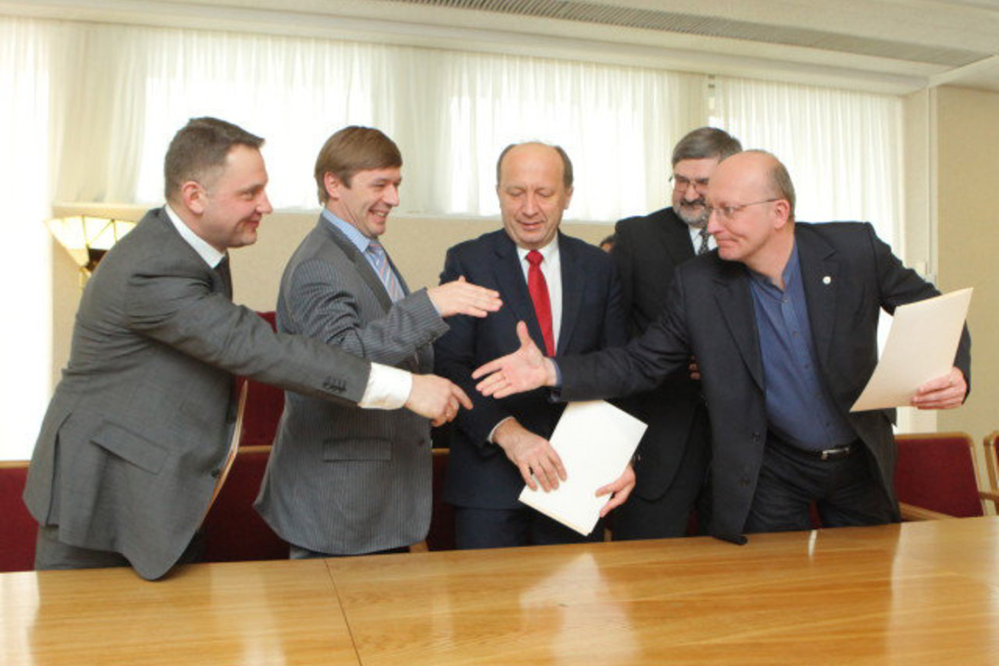 Partijų lyderiai pasirašė bendradarbiavimo sutartį.