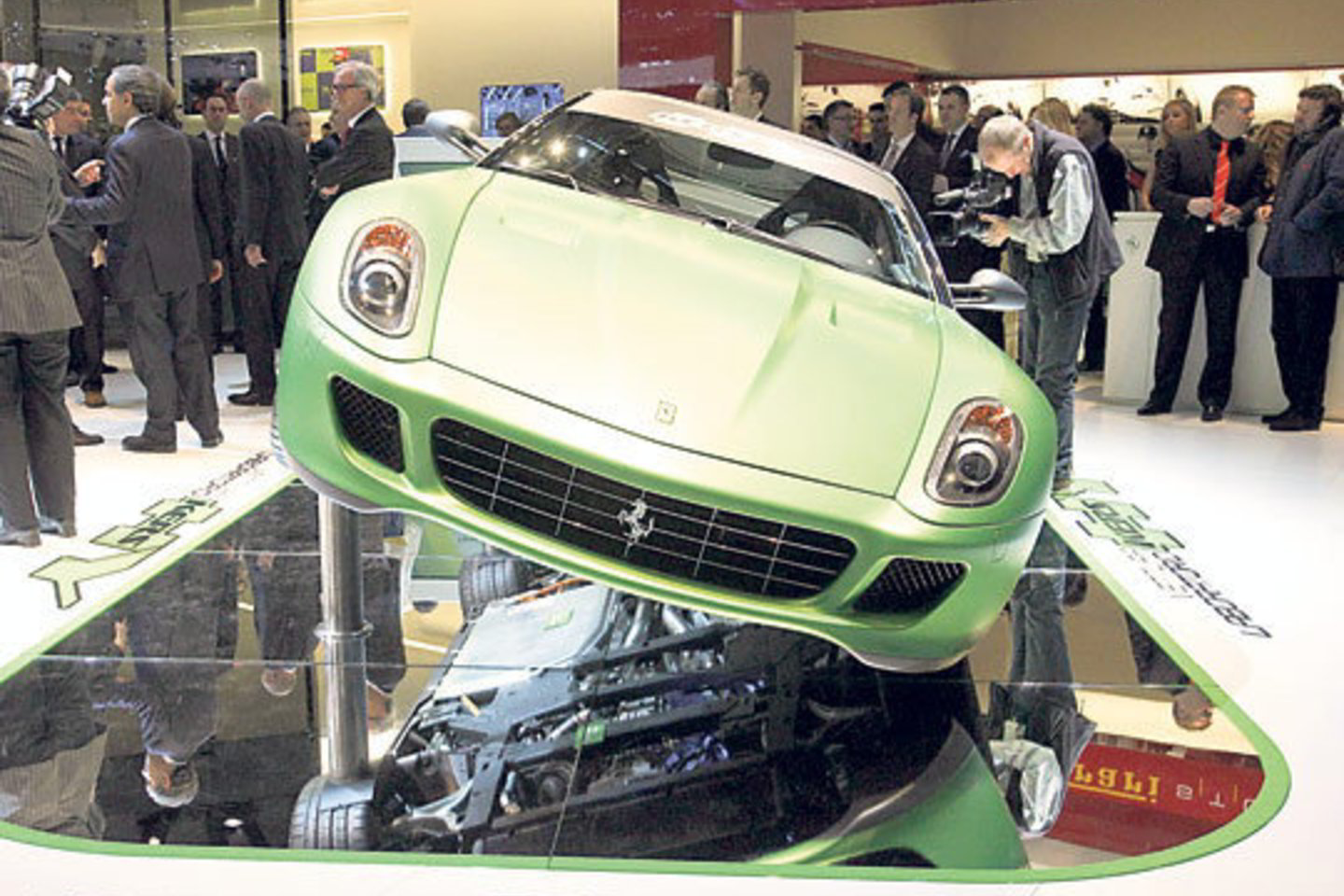 Žalias hibridinis elektra ir benzinu varomas „Ferrari“ labai tiksliai atspindi bendrą Ženevos parodos nuotaiką.