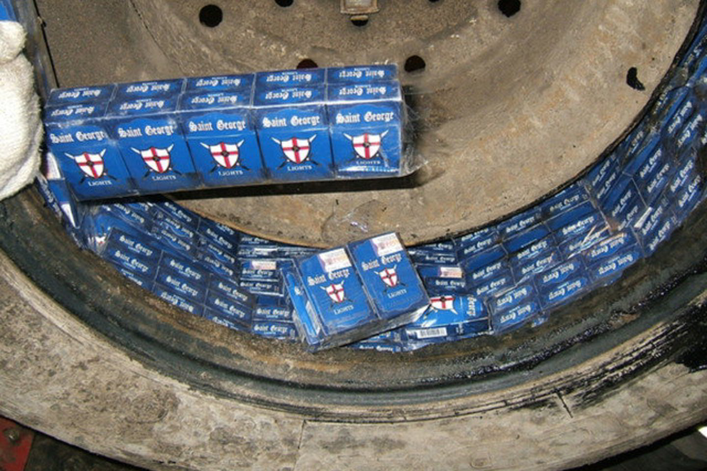 Muitininkai aptiko 5900 vnt. (295 pakeliai) cigarečių „Saint George Lights“.
