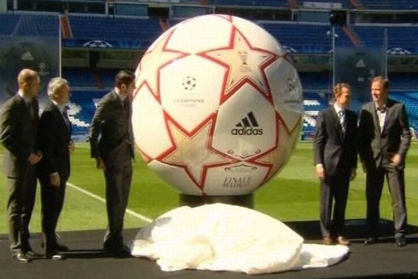 Kamuolio dizaino esmė – perteikti pastarųjų dešimties UEFA Čempionų lygos finalų istoriją.