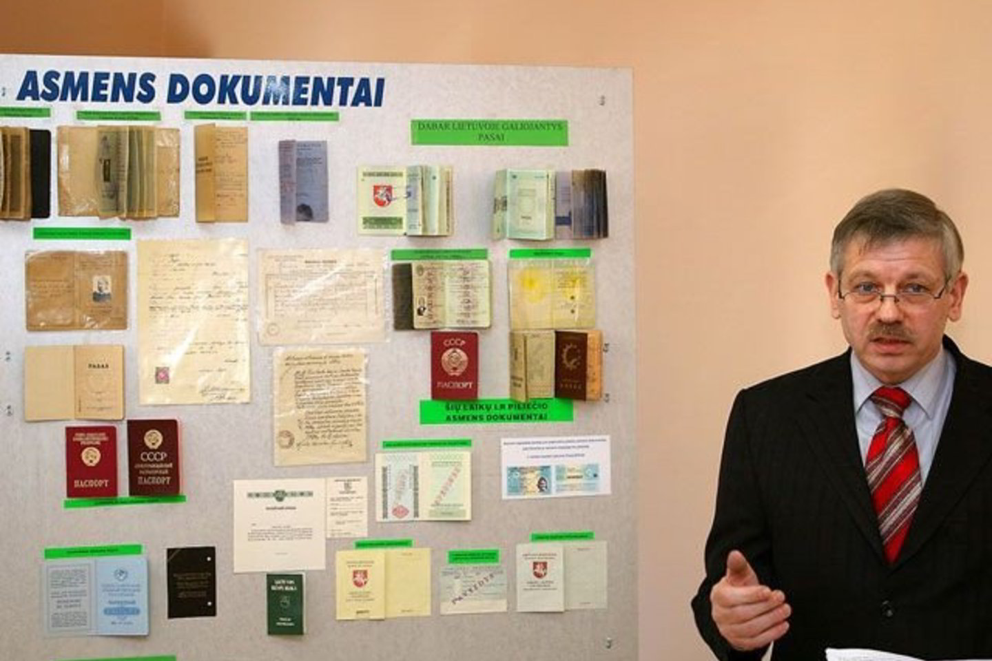 Neseniai savo parašytą knygą apie Lietuvos teismų istoriją pristatęs teisėjas A.Vilbikas šįkart leido susipažinti su jo surinktų asmens dokumentų kolekcija.