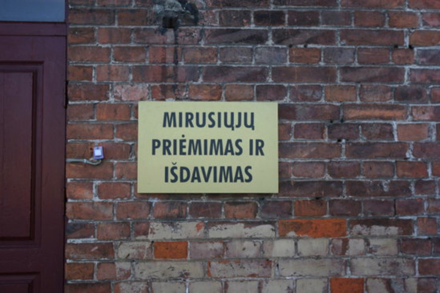 Morgo sanitaras reikalavo kyšio.