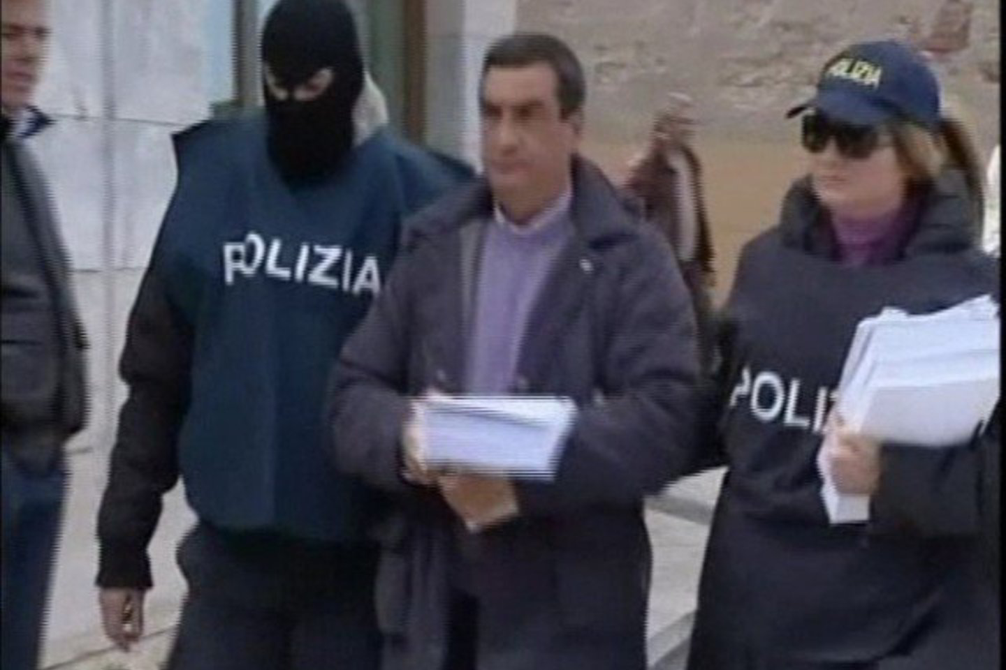 S.M.Denaro sučiuptas kartu su dviem bendrais.