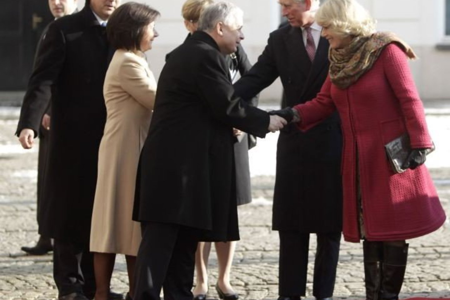Karališkąją porą Varšuvos oro uoste pasitiko Lenkijos prezidentas L.Kaczynskis su žmona Maria.