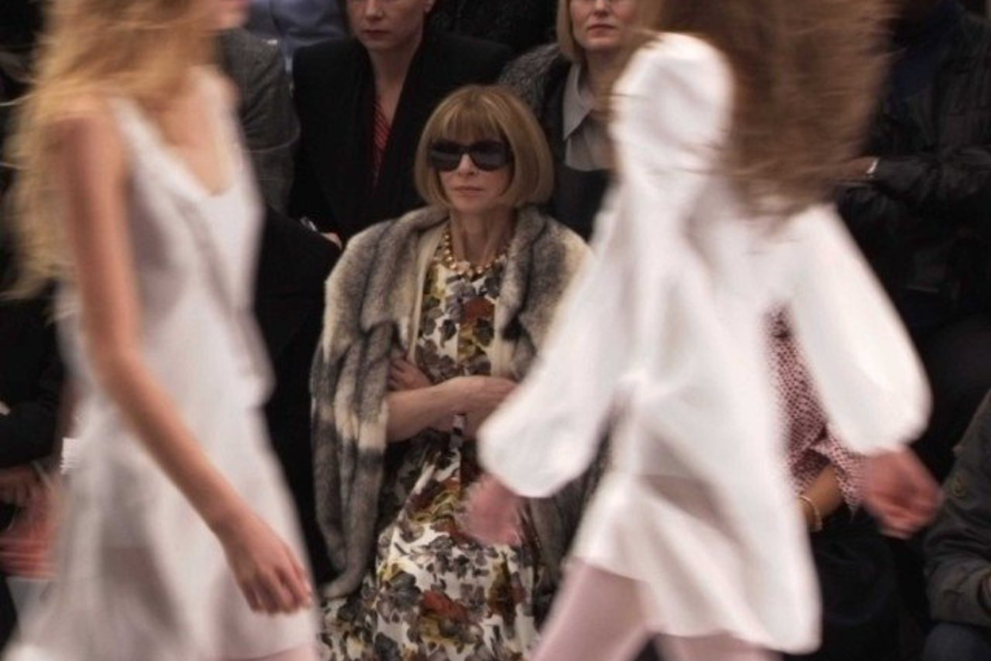 Madų žurnalo „Vogue“ ekscentriškoji vyriausioji redaktorė Anna Wintour pirmą kartą įsileido į darbo teritoriją stebėtojus su kameromis („Rugsėjo numeris“).