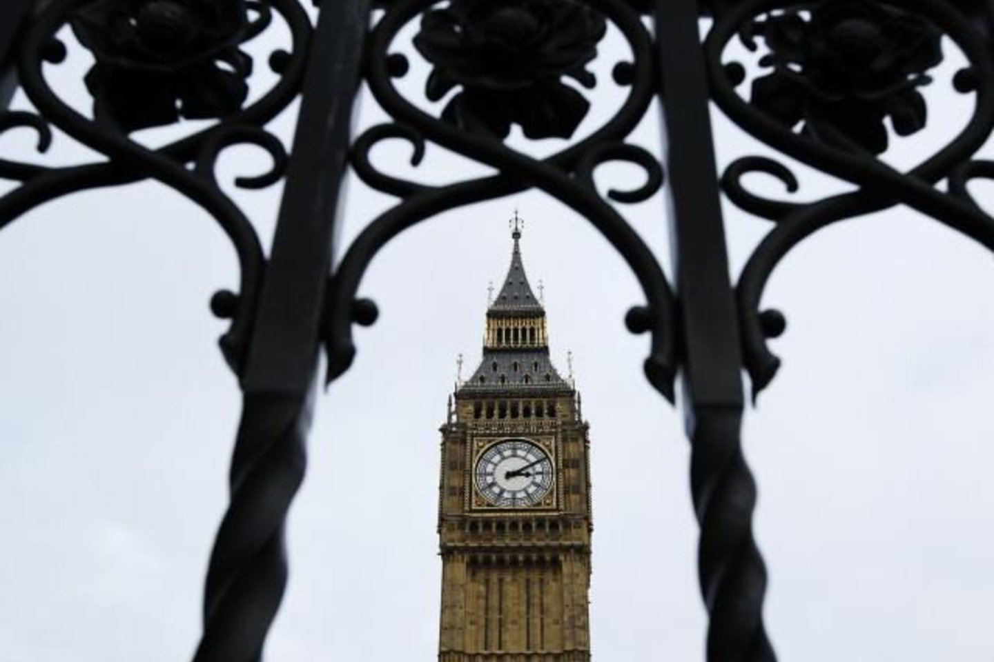 Londono reitingo sumažinimas susijęs su būgštavimais dėl griežtesnės finansų priežiūros ir padidintos mokestinės naštos.