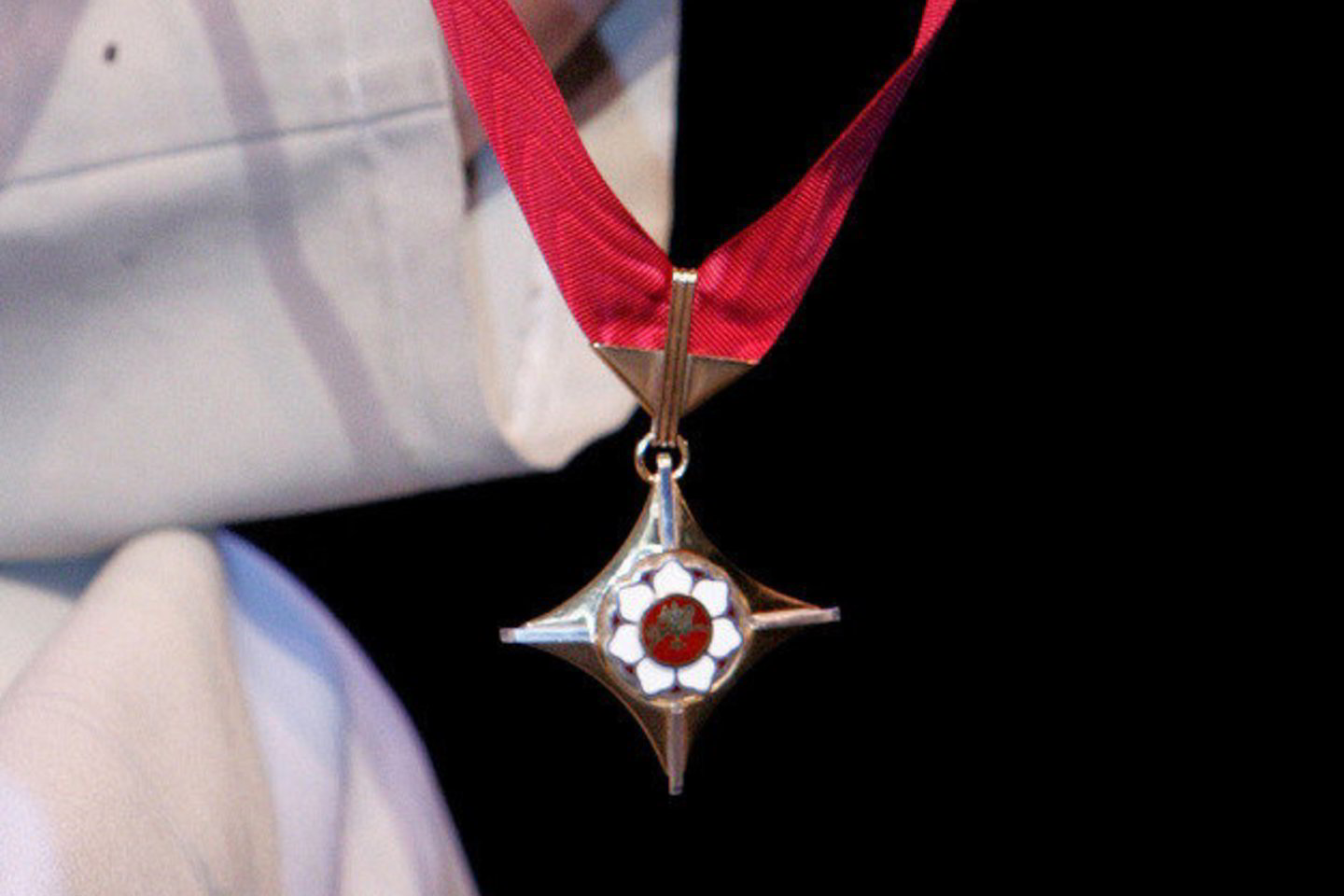 „Auksinis scenos kryžius“ pradėtas teikti 2004-aisiais ir pakeitė nuo 1995 metų teiktą „Kristoforą“.