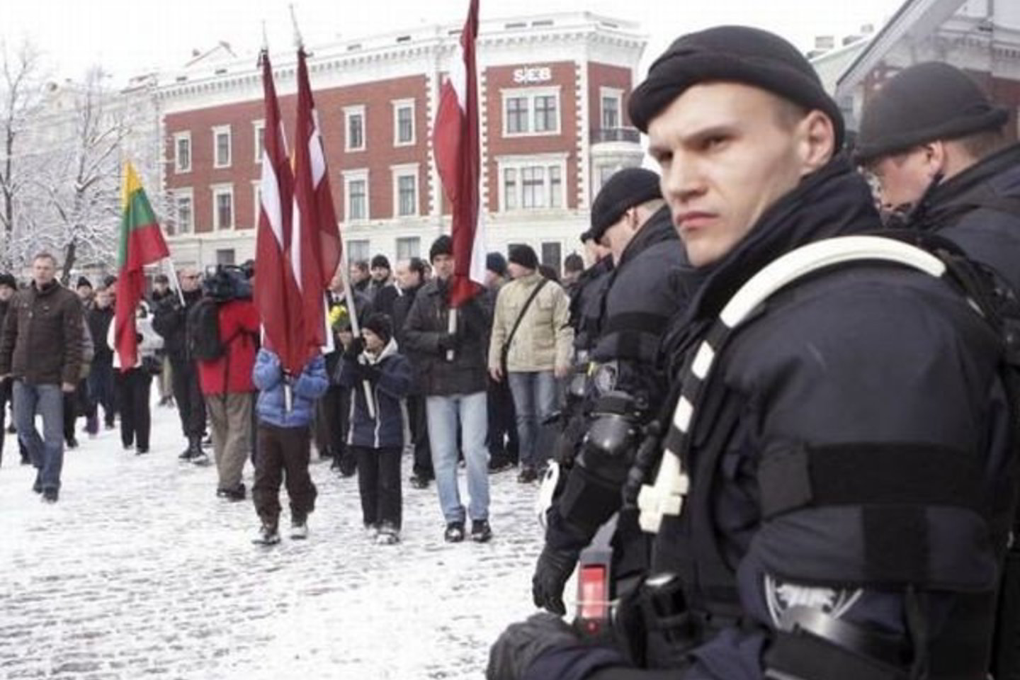 Į Latvijos SS legiono pagerbimo akciją atvyko ir žmonių, nešinų Lietuvos vėliavomis.