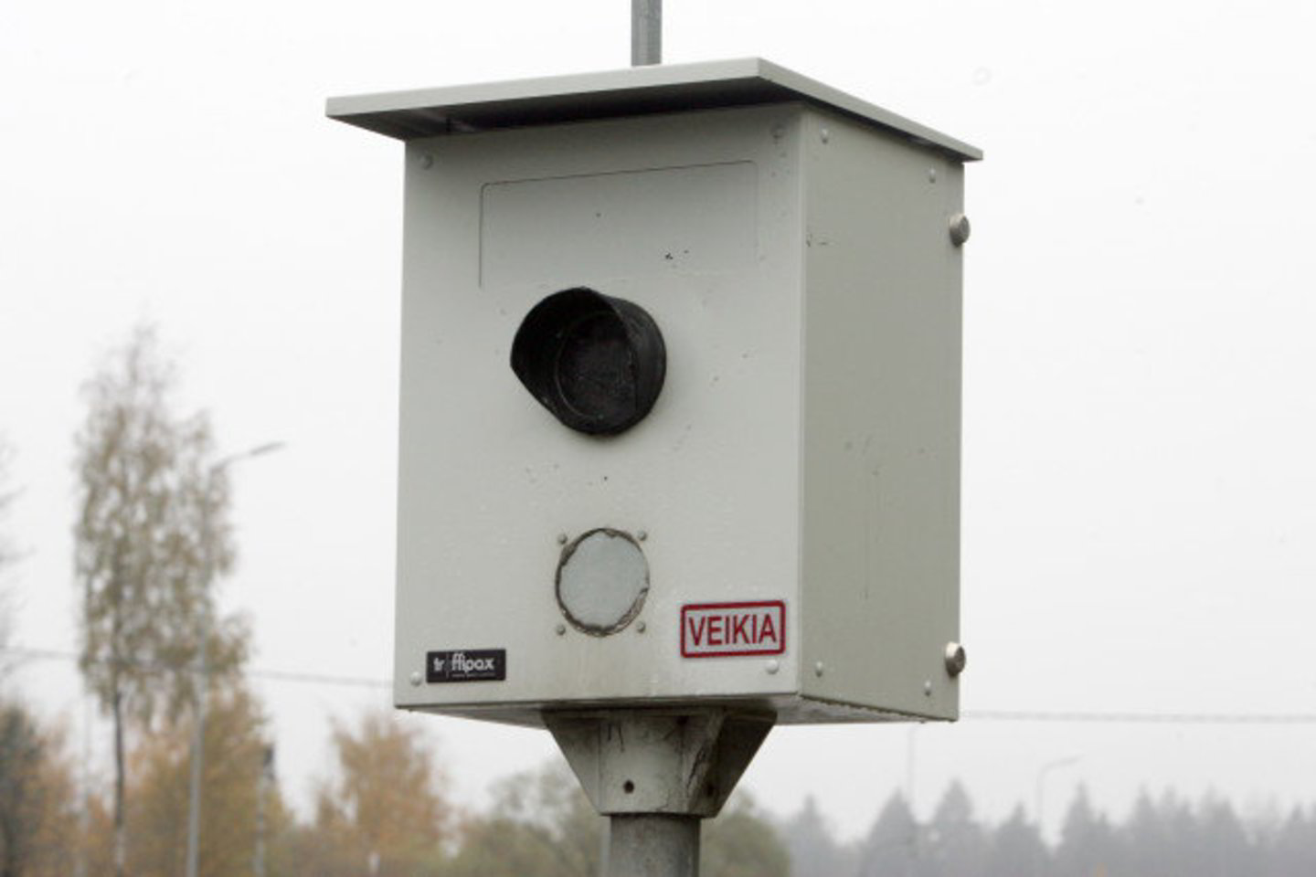 Pagal Baudžiamąjį kodeksą už greičio matuoklio suniokojimą vaikinui gresia nelaisvė iki 2 metų bei nuostolių atlyginimas.