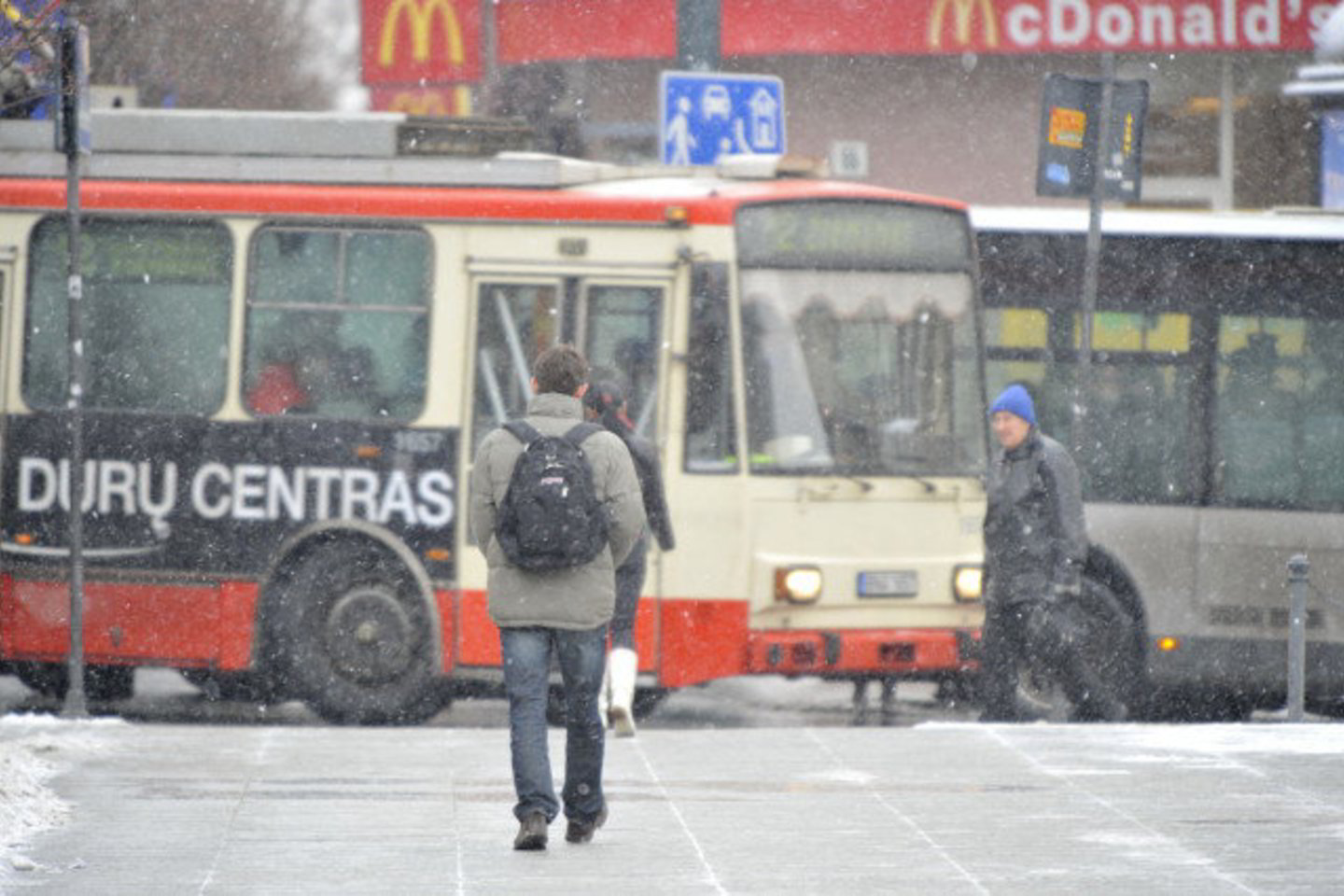 Iškritus gausiam sniegui Vilniaus gatvėse padaugėjo avarijų.