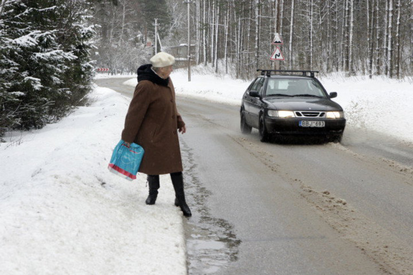 Magistraliniai ir krašto keliai pietinėje ir rytinėje šalies dalyse yra valomi ir barstomi.