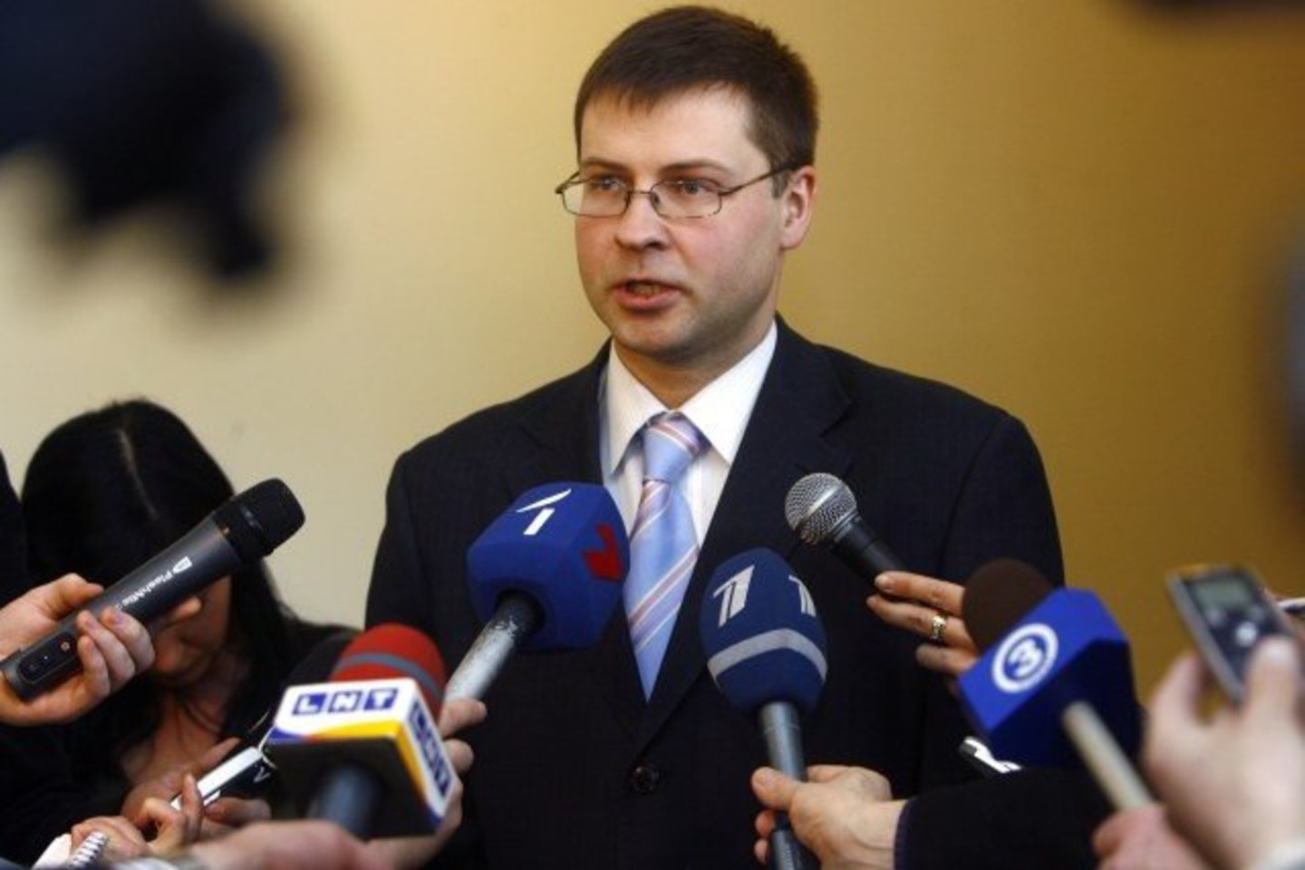 V.Dombrovskio vadovaujamai Vyriausybei - nerimo dienos.