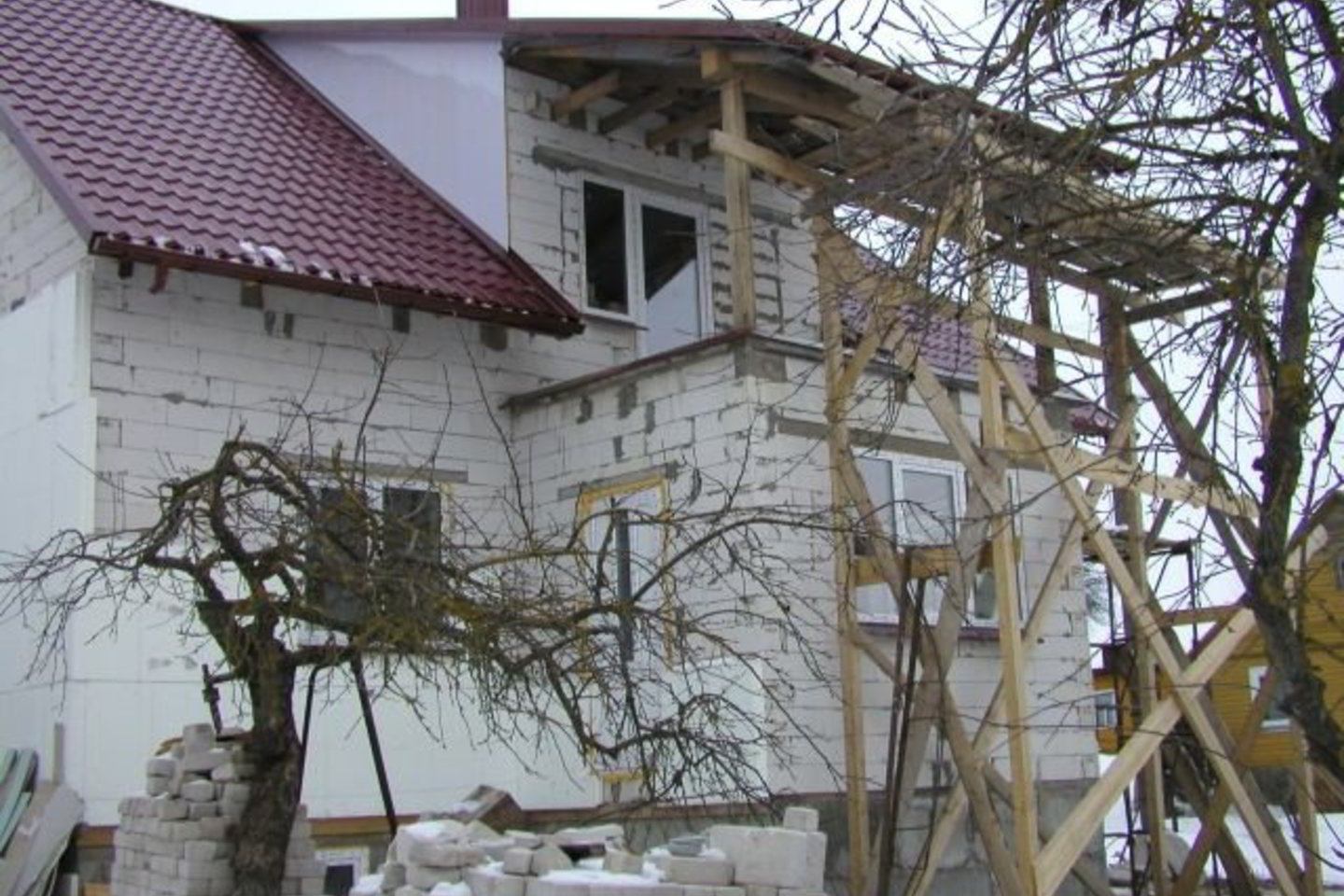 Po gaisro naujas gyvenamasis namas iškilo padedant paprastiems žmonėms.
