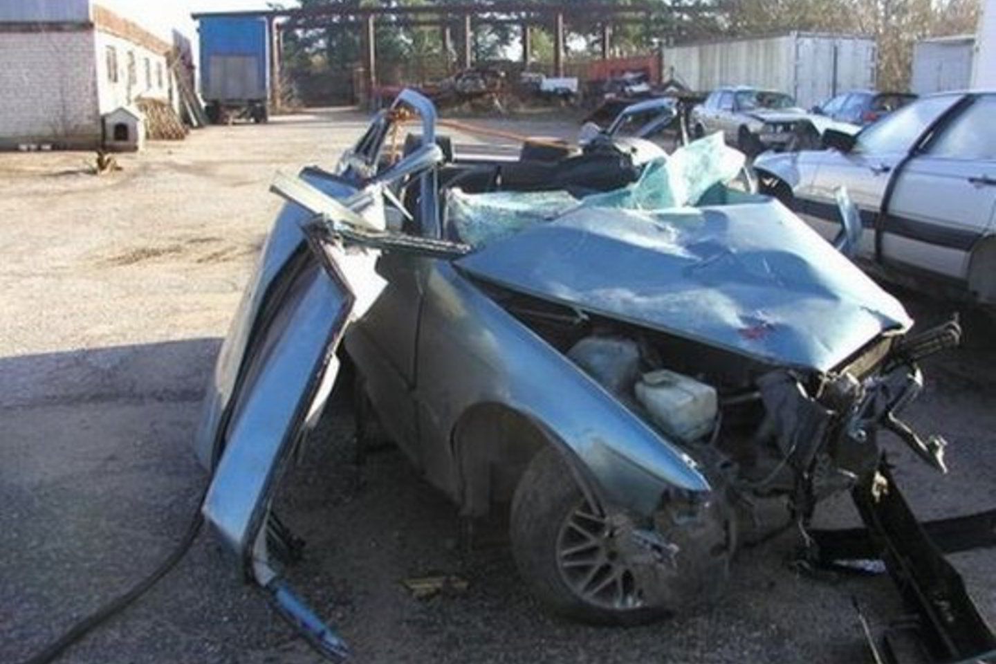 Po avarijos automobilis buvo visiškai suniokotas.