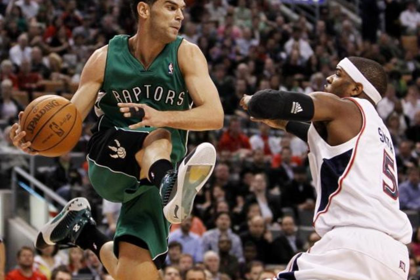 "Toronto Raptors" žaidėjas Jose Calderonas kovoja su "Atlanta Hawks" krepšininku Joshu Smithu (dešinėje).