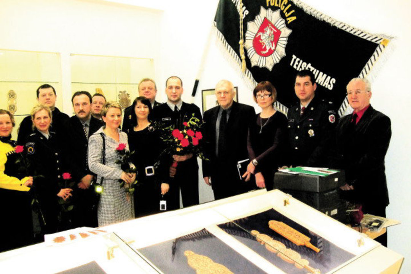 Albinas Šileika (centre) su žmona Inga per parodos Policijos departamente atidarymą.