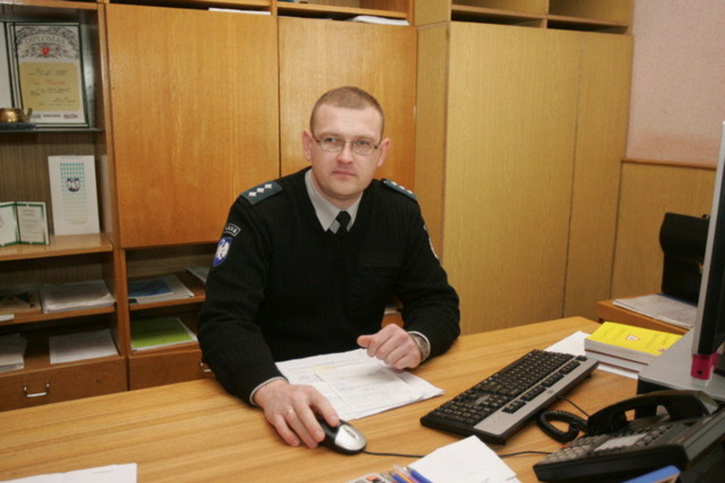 Jonavos kelių policijos poskyrio viršininkas Tomas Makarevičius sako, kad komisariate pažeidėjas nesutiko eiti į kabinetą ir bandė bėgti.