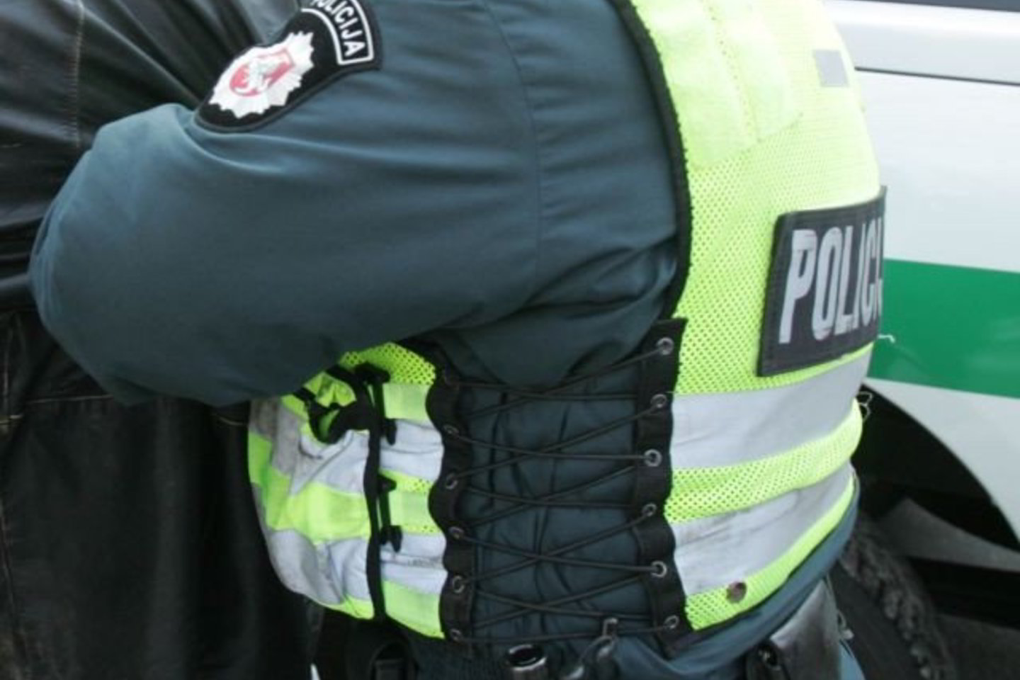 Girtas vyras suplėšė pareigūnui liemenę.