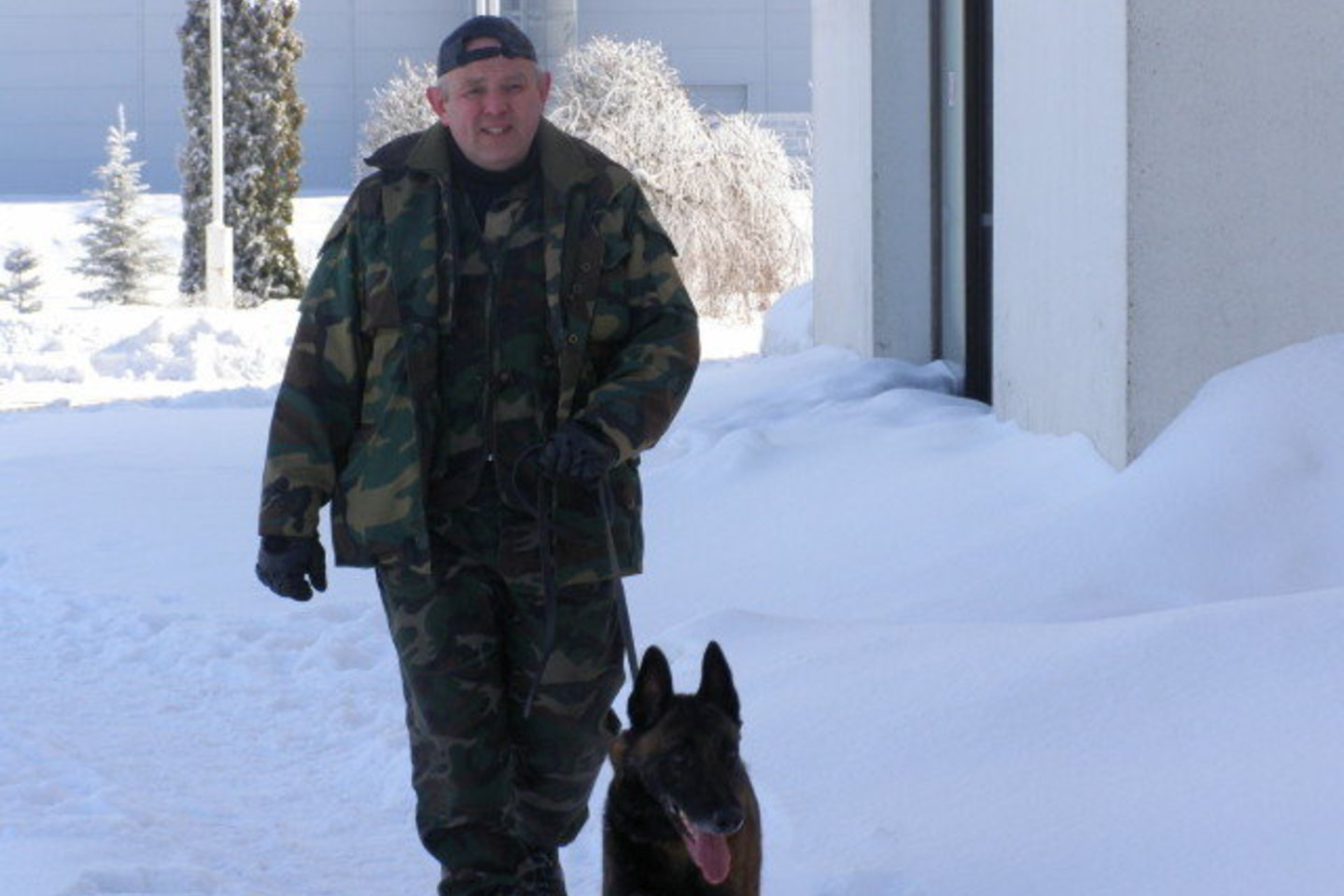 Lukiškių tardymo izoliatoriaus-kalėjimo pareigūnas Gintas Kaušinis su tarnybiniu šunimi Spaiku tapo „Patalpų apieškos" rungties nugalėtoju.