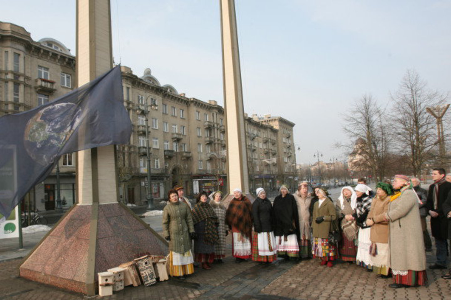 Šeštadienį minima Pasaulinė Žemės diena. Vilniuje Nepriklausomybės aikštėje pakelta Žemės vėliava.