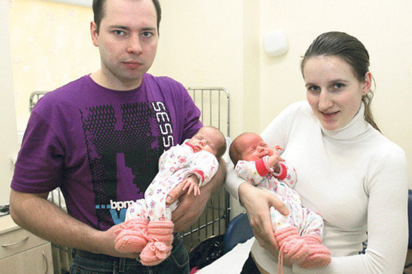 Kauniečiai Sandra ir Aurimas, sūpuodami dviejų su puse mėnesių dukreles Austėją ir Aurėją, už joms dovanotą gyvybę dėkoja medikams ir likimui.