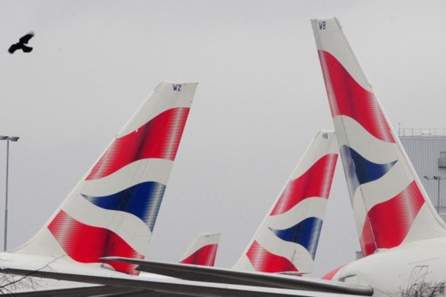 „British Airways“ teigia, kad vis daugiau darbuotojų ignoruoja streiką.