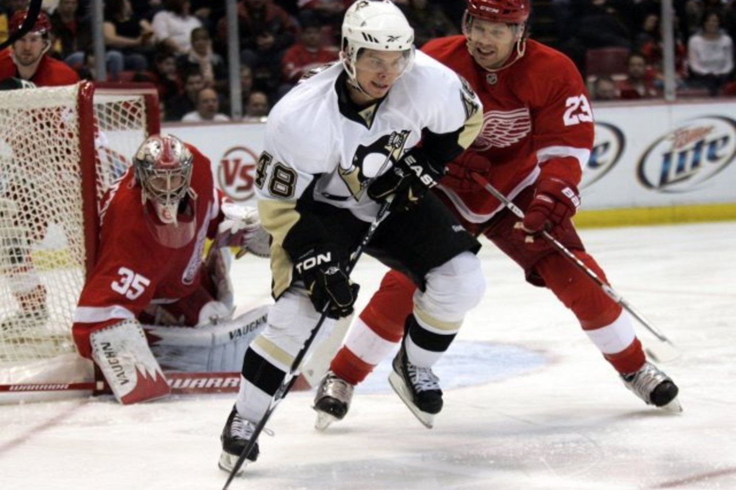 „Pittsburgh Penguins“ komanda (balta apranga) svečiuose 1:3 pralaimėjo „Detroit Red Wings“.